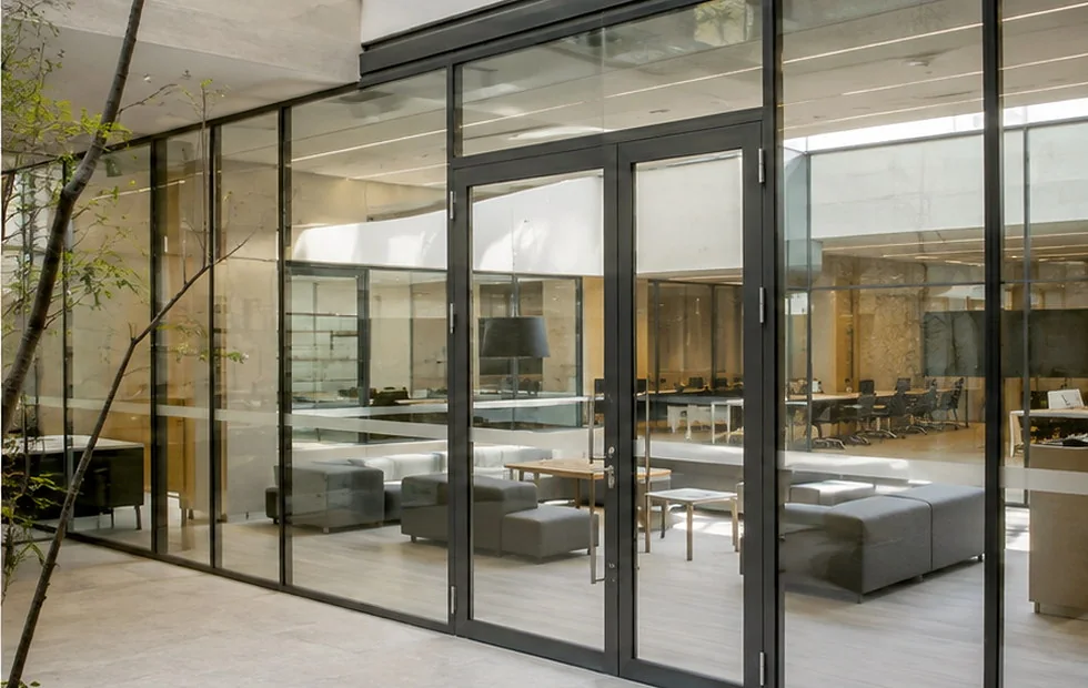 Portas e divisórias corta-fogo integradas em arquitetura contemporânea