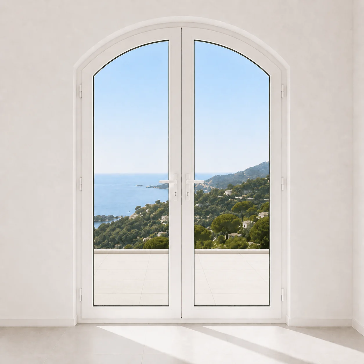 Portas duplas clássicas em PVC branco com arco superior, vista costeira e pavimento de terraço, solução elegante para luz natural, conforto térmico e ligação ao exterior